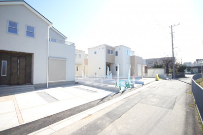 【前面道路含む現地写真】 | 三郷市鷹野 4号棟 3080 | 前面道路含む現地写真です