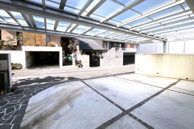 【駐車場】 | 伏見区深草大亀谷万帖敷町　中古戸建 | 3台停められる駐車場には大型カーポートがあり、雨の日でも濡れる事なく乗降り出来ます。