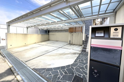 【駐車場】 | 伏見区深草大亀谷万帖敷町　中古戸建 | 玄関には宅配ボックスも完備されているので、留守中でも荷物が受け取れて気にせずお出かけ出来ます。
