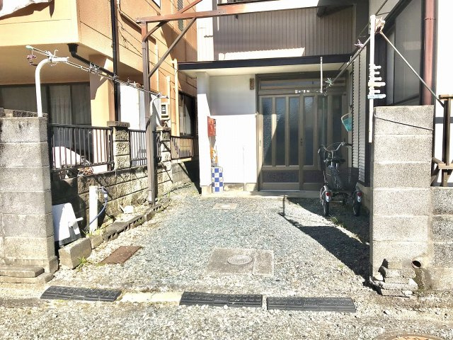 売中古戸建　静岡市駿河区丸子新田のエントランス|車1台分の駐車スペースがあります