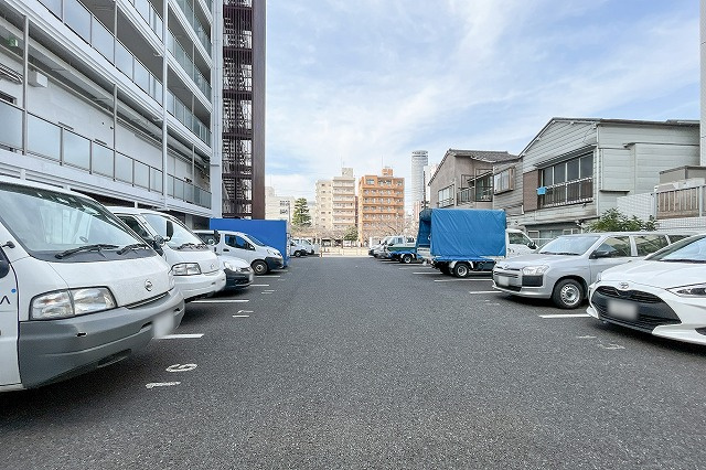 ライオンズマンション両国の駐車場
