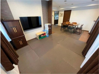 【外観】 | 【 Living　room 】
木の暖かさを感じられ、団欒とした生活を送ることができるリビングルーム。気持ちのいい日の光の下、ゆっくりとしたくつろげる時間を楽しみませんか？