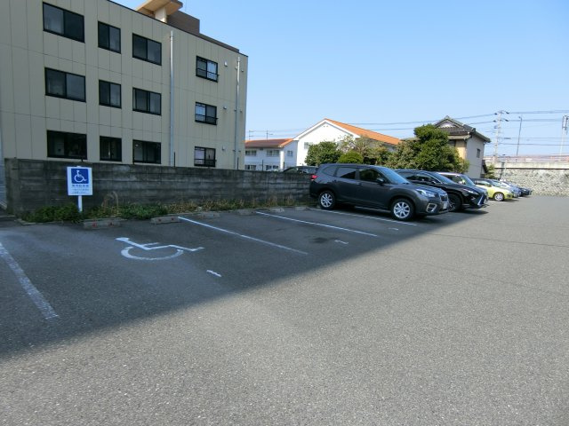 プレゼンスの駐車場