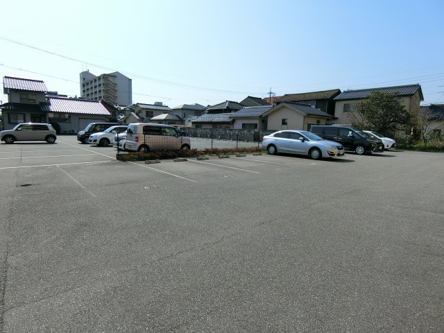 プレゼンスの駐車場