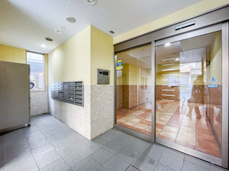 【エントランス】 | モニター付きオートロックが付いてますので、来訪者の顔が室内からでも分かります。