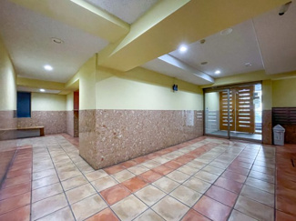 【エントランス】 | ゆとりある広さのエントランスは、綺麗にお手入れされております。