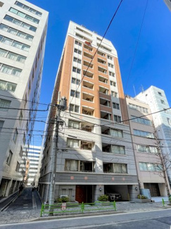 【外観】 | 人形町通りから一歩入った道沿いに面した13階建ての中層マンションです。