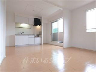 安芸高田市向原町坂のアパートの居間・リビング