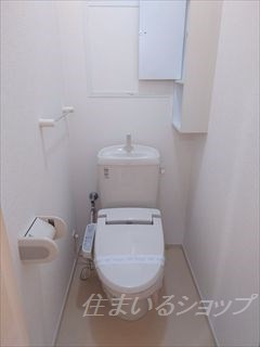 安芸高田市向原町坂のアパートのトイレ|シャワートイレ・収納あり