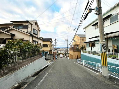【前面道路含む現地写真】 | 岡山東5丁目中古戸建 | 前面道路幅員約6ｍです。
