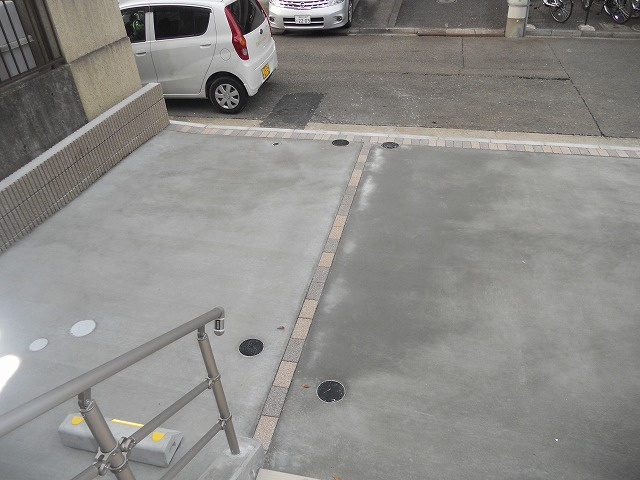 メゾンルミナスAの駐車場