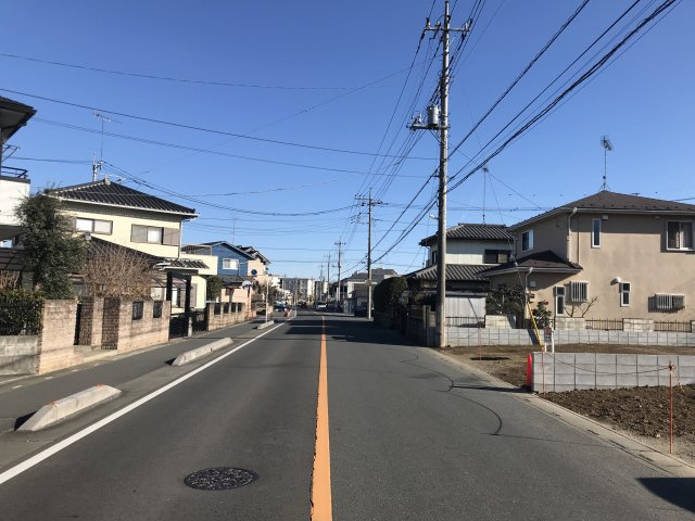 鴻巣市愛の町の売地の前面道路含む現地写真