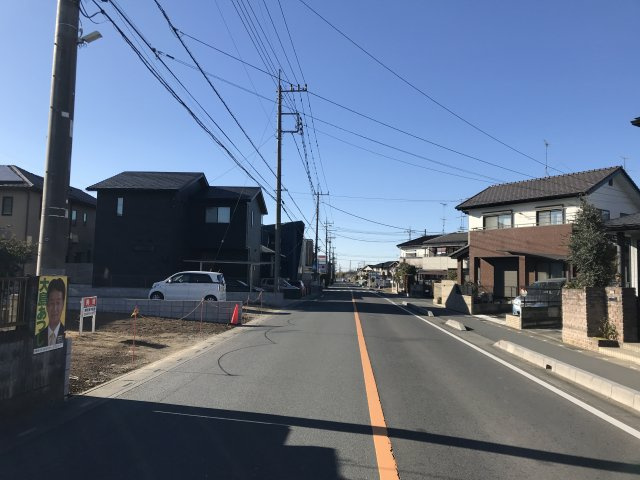 鴻巣市愛の町の売地の前面道路含む現地写真