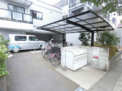 【その他共用部分】 | 茅ヶ崎南スズキB・L・D | 屋根付きの駐輪場で雨が降っても大切な自転車が濡れなくてすみますね♪駅から自転車もおすすめです！