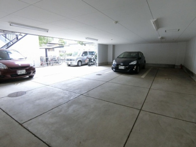 【駐車場】 | 茅ヶ崎南スズキB・L・D | いつでも目の届く敷地内に駐車場があります♪屋内なので、雨の時の乗り降りもらくらく♪