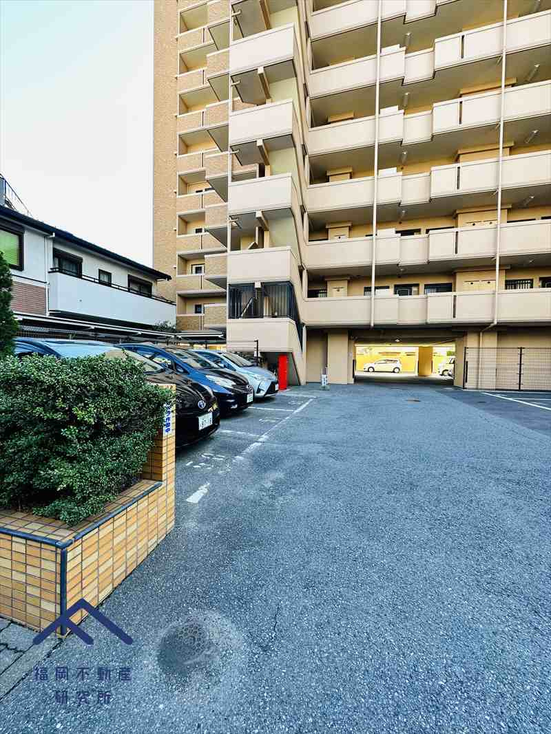 ダイアパレス箱崎宮前の駐車場