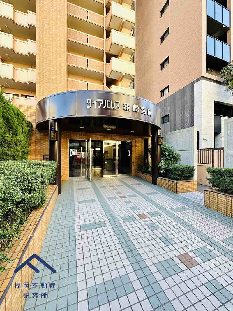 ダイアパレス箱崎宮前のエントランス