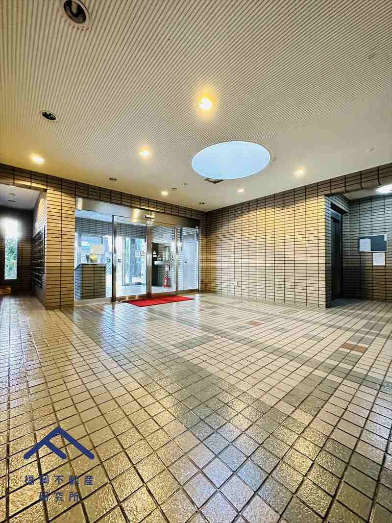 ダイアパレス箱崎宮前のエントランス