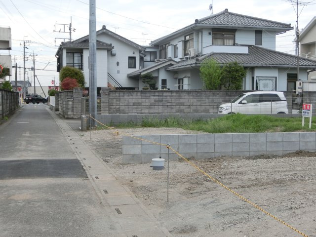 鴻巣市鎌塚４丁目の売地の前面道路含む現地写真