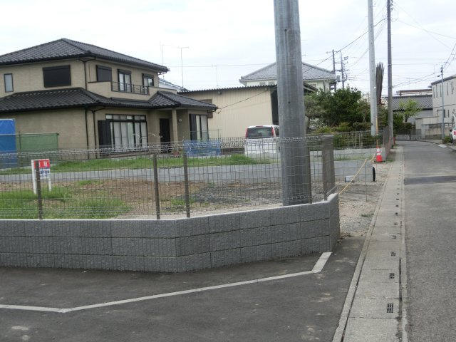 鴻巣市鎌塚４丁目の売地の前面道路含む現地写真
