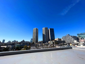 【展望】 | 【 View 】
木の暖かさをより感じさせてくれる太陽の光、一日の始まりを心地よく演出してくれます。窓から入る気持ちのいい風で、活力がみなぎることでしょう。