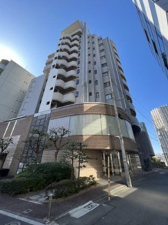 【外観】 | 【 Appearance 】
存在感のある建物は、居住者の拠点としてずっと価値を持ち続ける。今もそこでじっと佇み、居住者の安全や安心を守ってくれています。