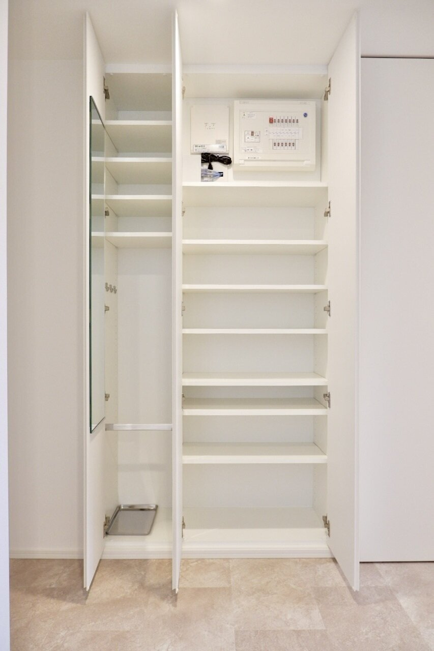 プライムメゾン森下WESTの玄関