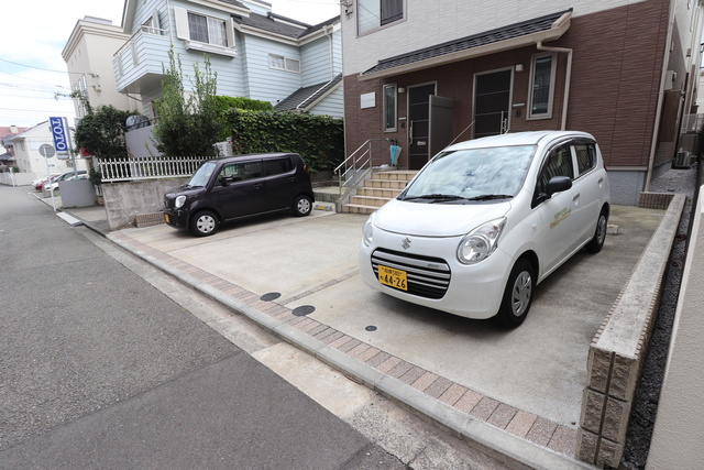 メゾンルミナスAの駐車場