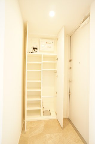 プライムメゾン森下WESTの玄関