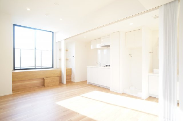 プライムメゾン森下WESTの居間・リビング|明るいリビング