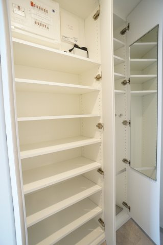 プライムメゾン森下WESTの玄関