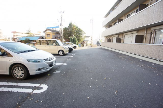 クレールⅣの駐車場