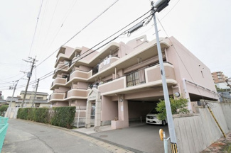 【外観】 | 敷地内駐車場空きあり。6,000円／月とリーズナブルな価格も嬉しいポイント♪