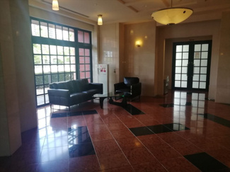 【エントランス】 | ホテルのロビーのような高級感あふれるエントランスホール。フロントサービス付きです