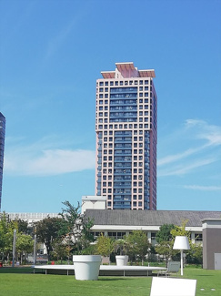 【外観】 | 目を引くデザインの高層マンション、27階建ての21階部分のお部屋です