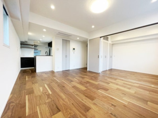 【外観】 | 全てのお部屋に木製フローリングを使用しており、木の暖かさを感じられる空間に仕上がっています。気持ちのいい日の光の下、くつろげる時間を楽しみませんか？