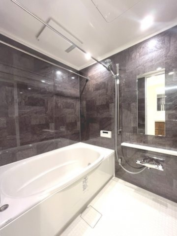 【浴室】 | ラヴォーグ南青山 | 落ち着いた空間に仕上がっているため、ゆっくりとした時間の流れを演出しております。体を癒し、リラックスできる時間をお過ごしいただけます。