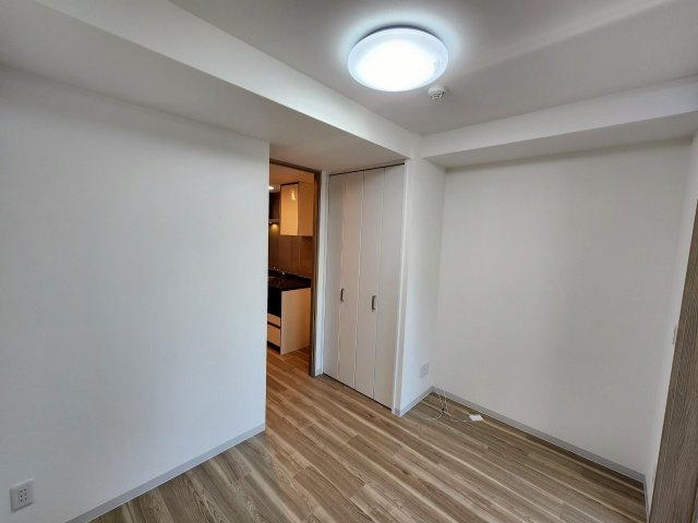 ピアッツァレント八木駅前の居間・リビング|洋室にクローゼットあり　