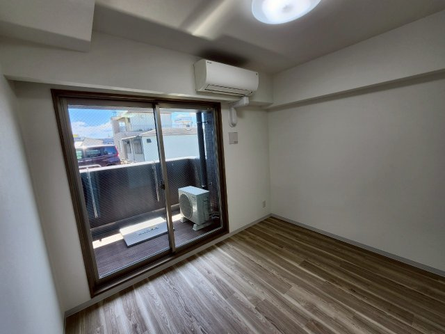 ピアッツァレント八木駅前の居間・リビング|エアコンと照明付きの洋室5帖