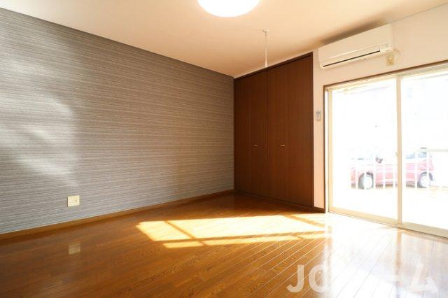 コーポ蘭の居間・リビング|同建物内、別の部屋の写真です