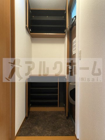 ココソレジオ Aの玄関