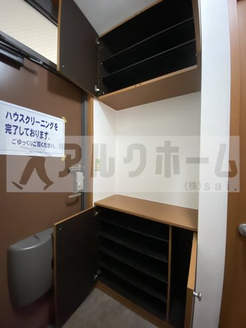 ココソレジオ Bの玄関