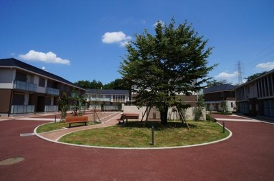 【その他共用部分】 | 【シャーメゾン】グロリオーサＩ | エントランス正面のコミュニティースペースにはベンチもあります