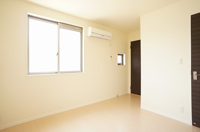 【寝室】 | 【シャーメゾン】グロリオーサＩ | 北側6.1帖の洋室にもエアコン付き　奥にＷＩＣがあります