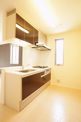 【キッチン】 | 【シャーメゾン】グロリオーサＩ | 対面キッチンです　吊戸棚は耐震ロック付きです