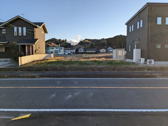 売土地　牧之原市菅ヶ谷の前面道路含む現地写真|風通しもよく、近くにある住宅も新しい家が多いです。間口も住宅を建てるには十分です。
