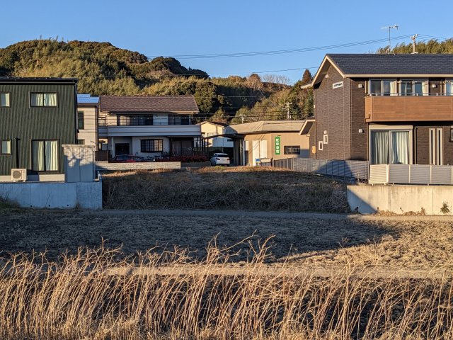 売土地　牧之原市菅ヶ谷の外観|南側は造成工事が必要ですが、田んぼであり、高低差もありますので陽当たりの良い土地です。