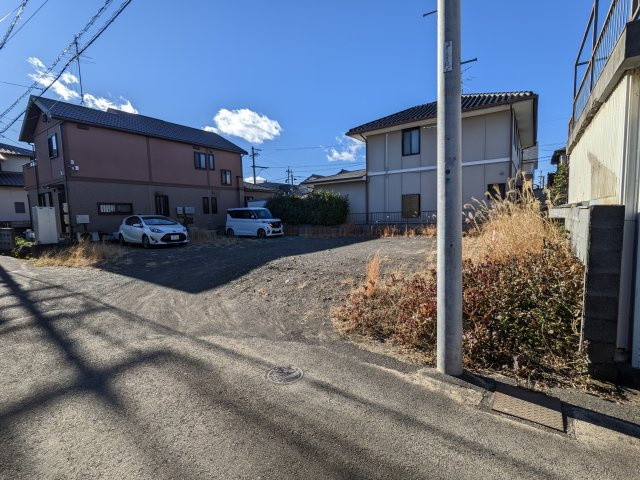 売土地　焼津市三ケ名の外観|間口が広く駐車場も複数台取れます。陽当たりもよく前面道路は自動車の通りもほとんどありません。
