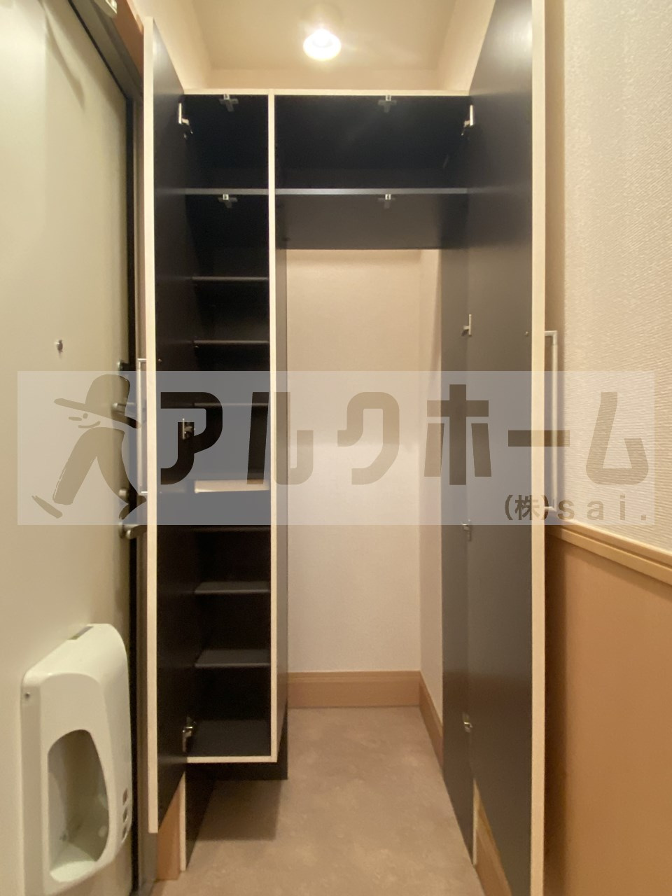 レフィナードカルチェC棟の玄関