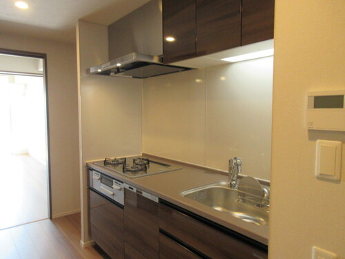 【キッチン】 | ブライトクロス博多 ＳＯＵＴＨ　★プライスホームなら仲介手数料0円です★ | キッチン：システムキッチン     （2023年2月撮影）